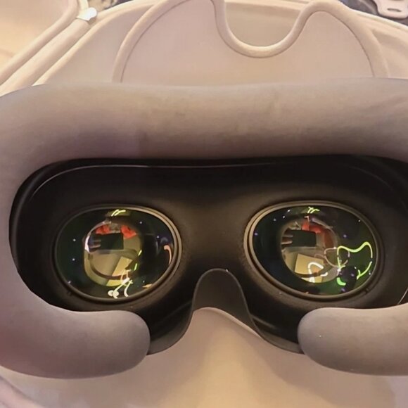 Apple Vision Pro 256GB Full Kit: Includes Travel Case & All Original Gear - Picture 3 of 9